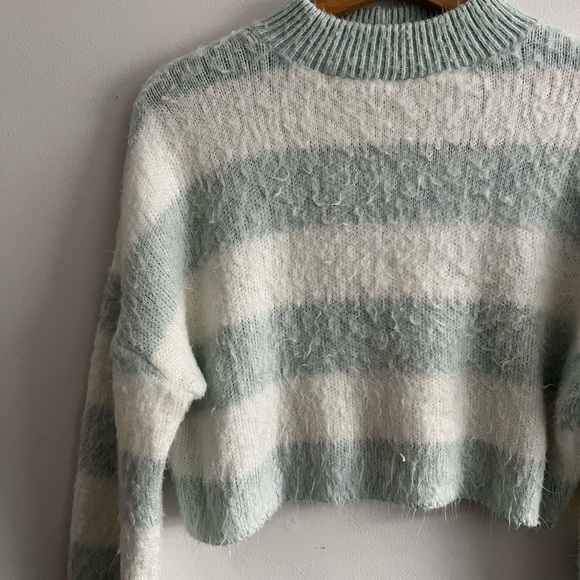 Cropped mockneck sweater - Picture 3 of 4